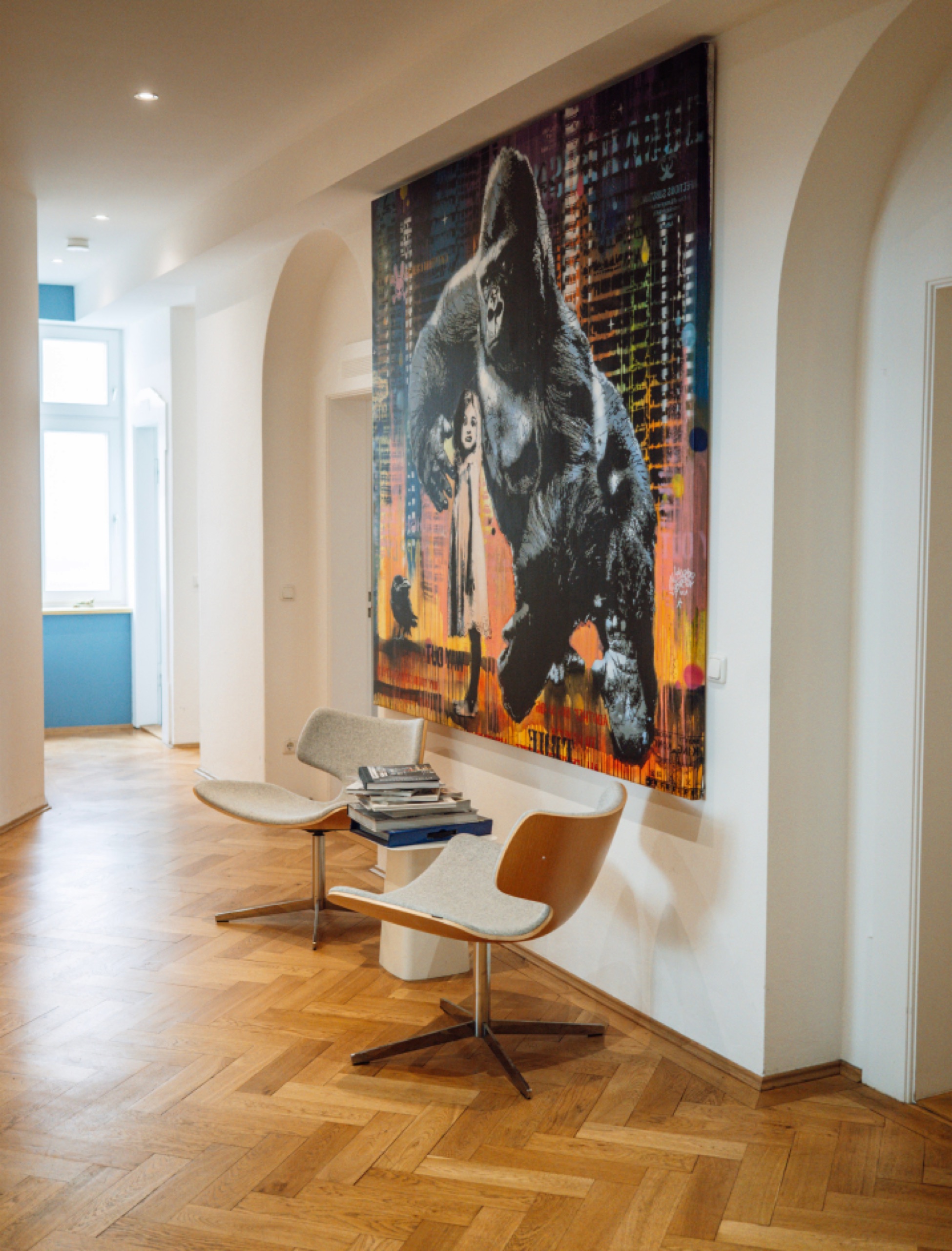 Flur im CNX-Büro mit großem Gemälde und zwei Sesseln