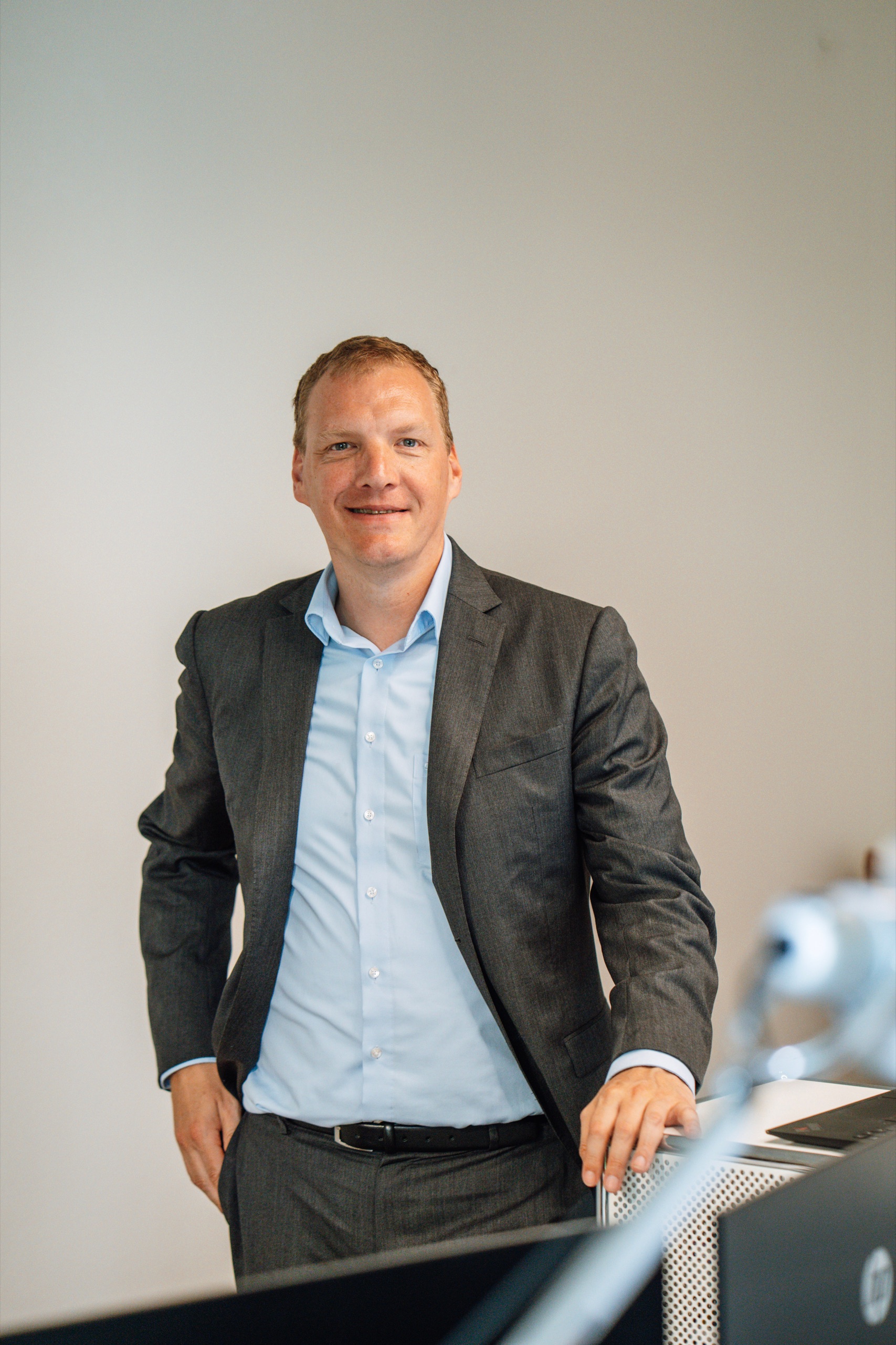 Dr. Willem Keijzer steht im Büro, eine Hand auf dem Schreibtisch