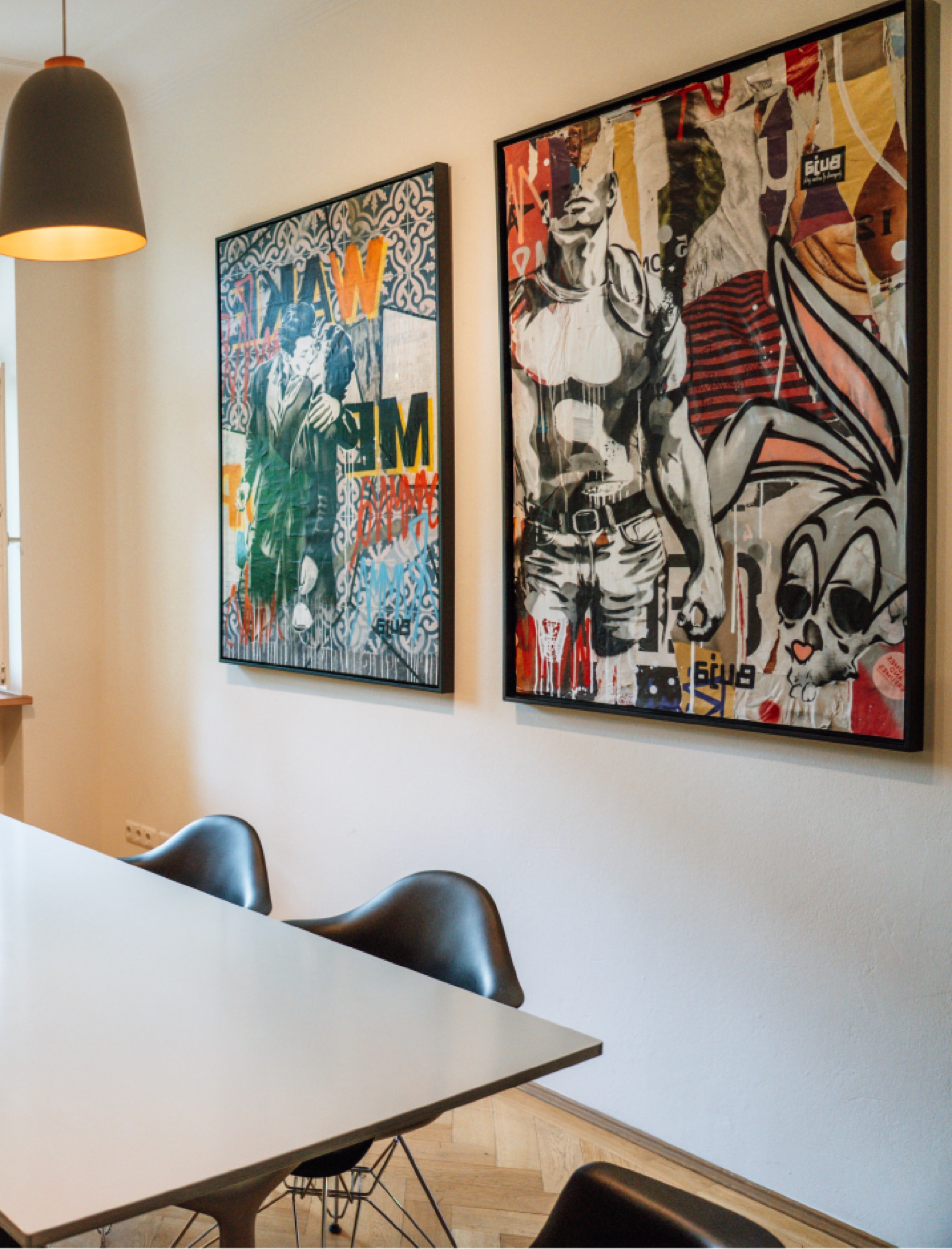 Besprechungsraum im CNX-Büro mit zwei Gemälden an der Wand