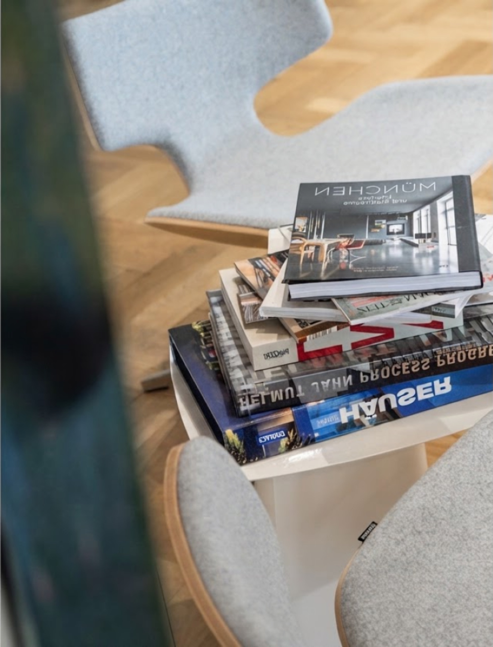Stapel Architektur- und Designbücher auf einem Beistelltisch