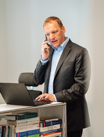Dr. Willem Keijzer telefoniert am Handy.