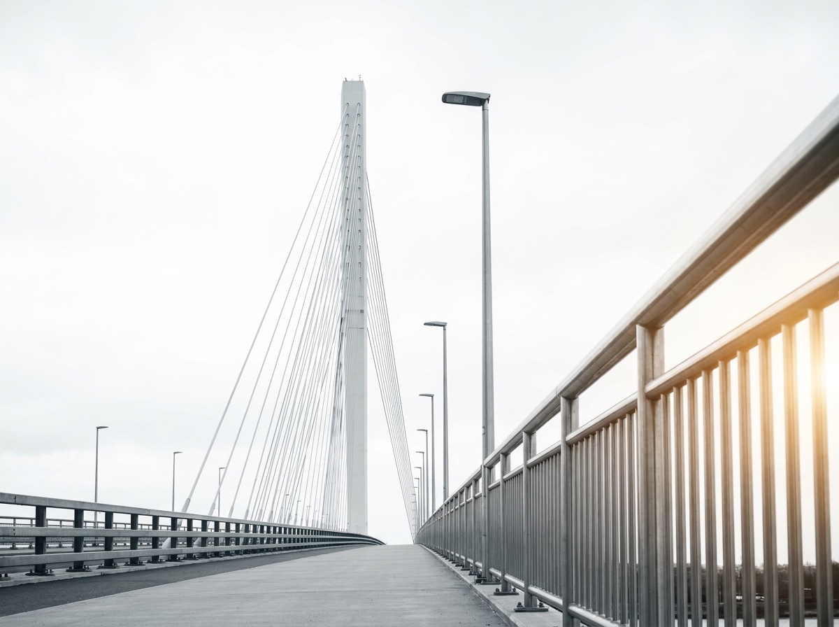 Gehweg einer Schrägseilbrücke mit Geländer im Gegenlicht