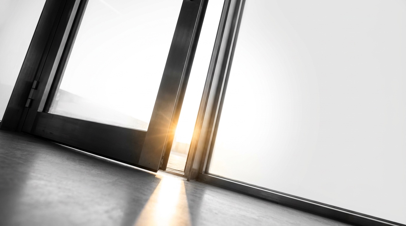 Sonnenlicht fällt durch ein hohes Fenster auf den Boden