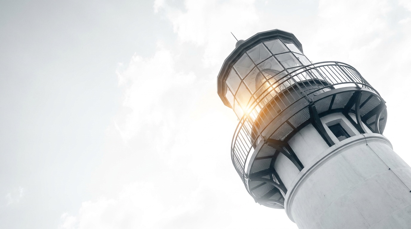 Leuchtturm vor hellem Himmel, die Laterne im Gegenlicht