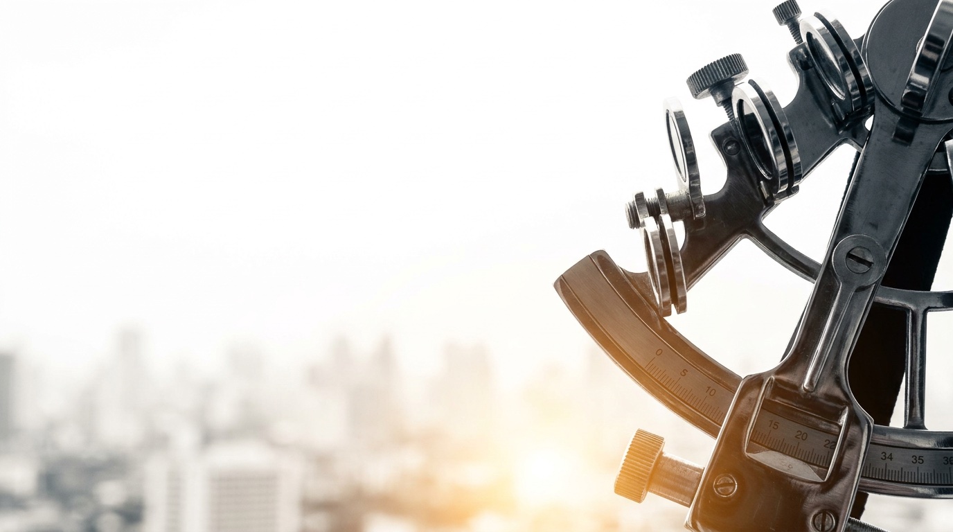 Sextant vor einer unscharfen Stadtsilhouette im Gegenlicht