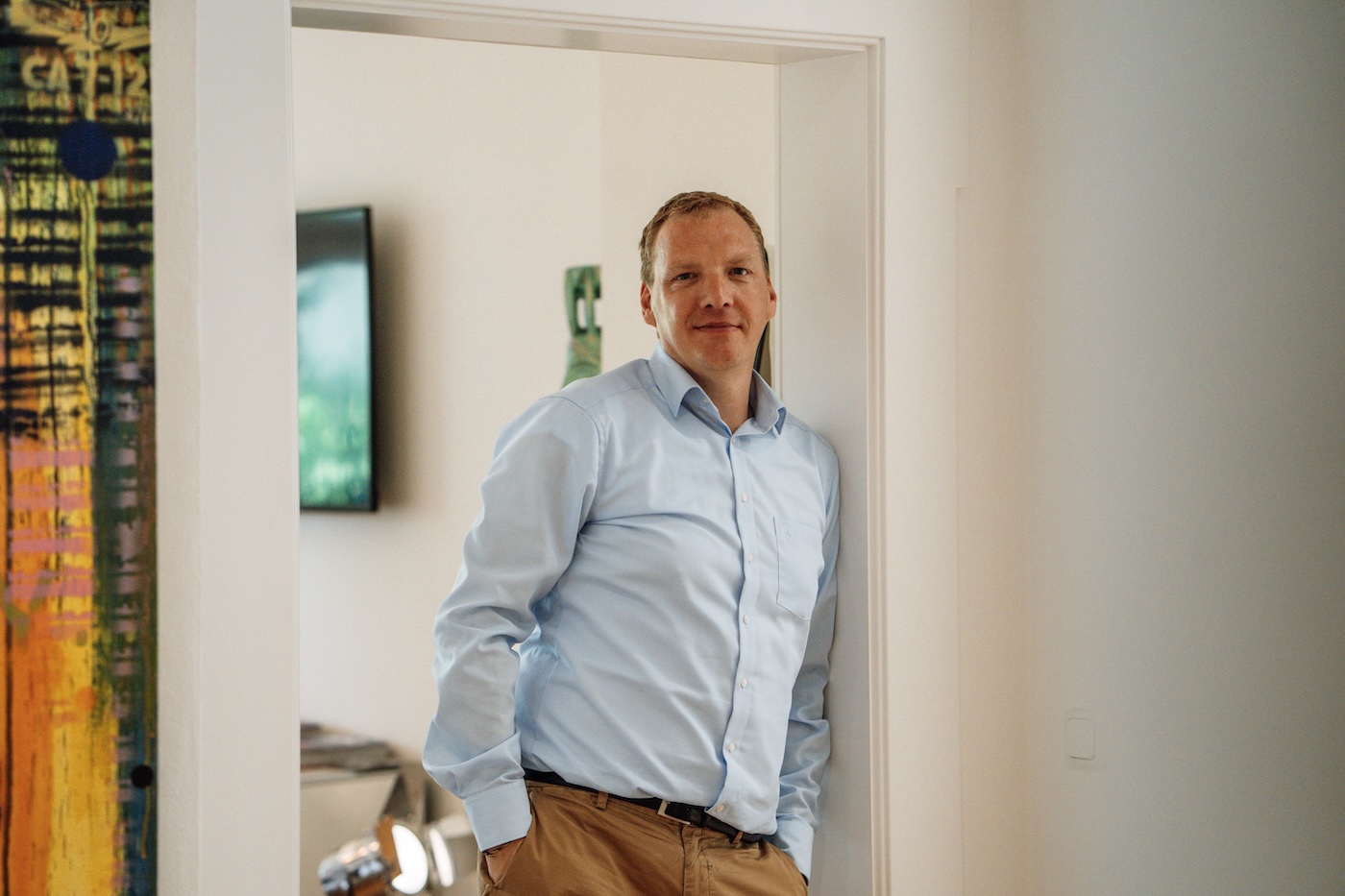 Dr. Willem Keijzer lehnt im Türrahmen des CNX-Büros, die Hände in den Hosentaschen